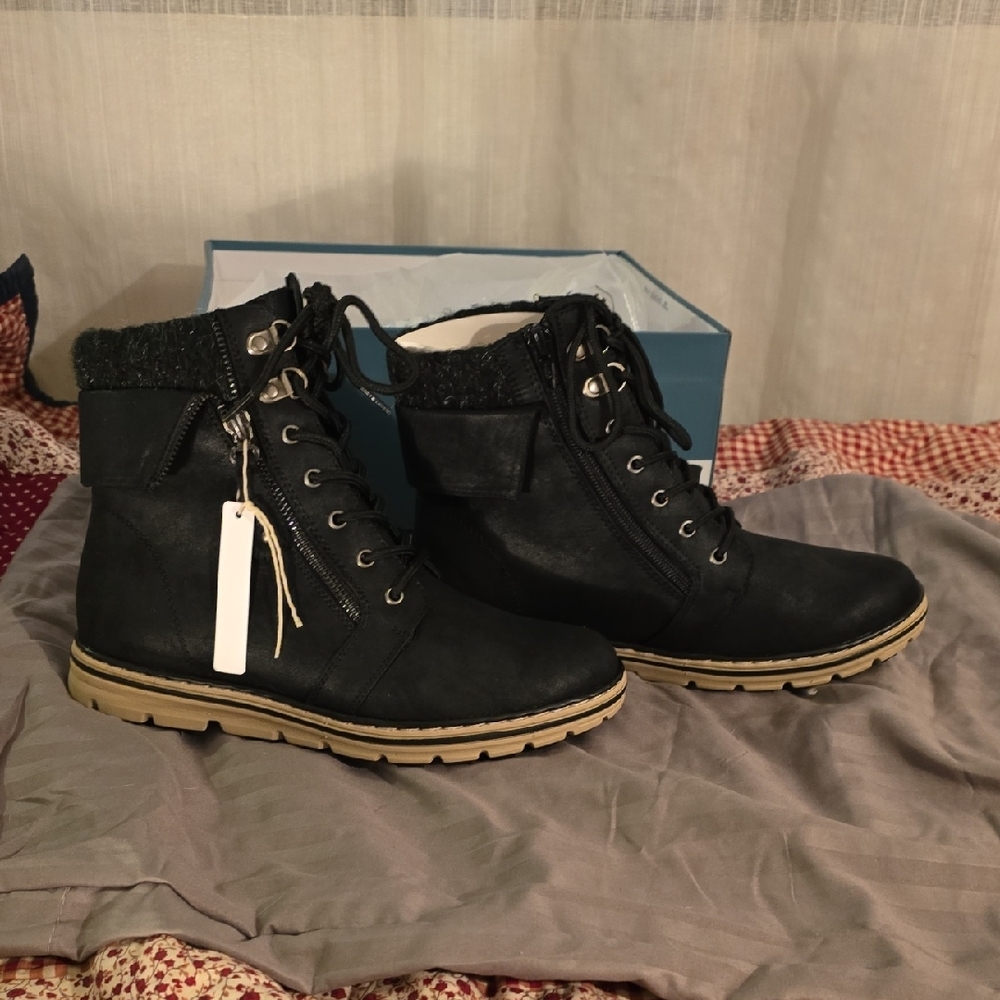 Cliffs by White Mountain Women's Black and Tan Lace-Up Boots - Picture 2 of 8